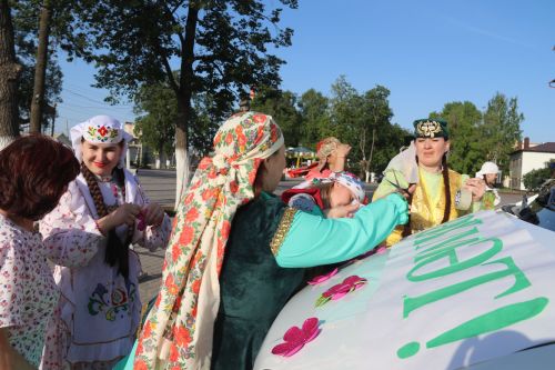 Работники культуры традиционно провели сбор подарков от населения для участников состязаний и конкурсов на Сабантуе