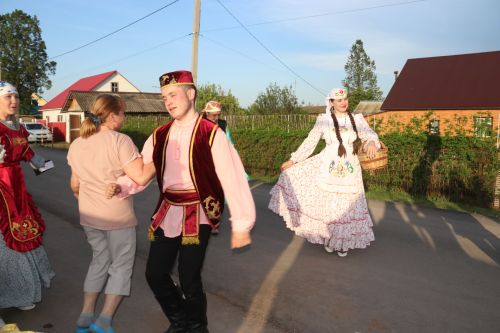 Работники культуры традиционно провели сбор подарков от населения для участников состязаний и конкурсов на Сабантуе