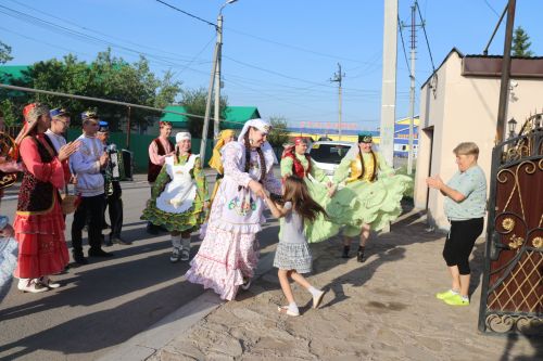 Работники культуры традиционно провели сбор подарков от населения для участников состязаний и конкурсов на Сабантуе
