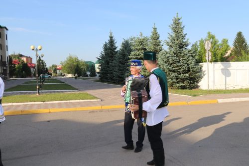 Работники культуры традиционно провели сбор подарков от населения для участников состязаний и конкурсов на Сабантуе