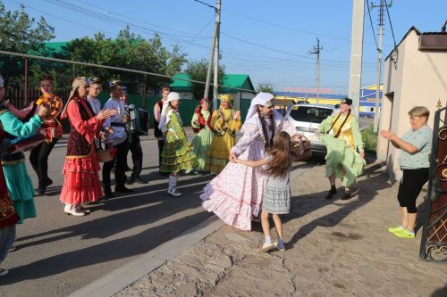 Работники культуры традиционно провели сбор подарков от населения для участников состязаний и конкурсов на Сабантуе