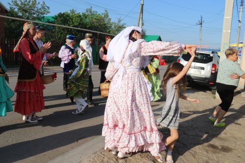 Работники культуры традиционно провели сбор подарков от населения для участников состязаний и конкурсов на Сабантуе