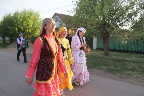 Работники культуры традиционно провели сбор подарков от населения для участников состязаний и конкурсов на Сабантуе