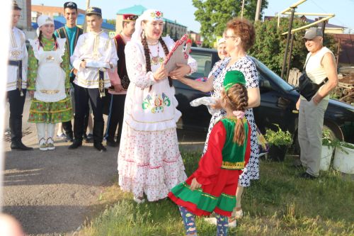 Работники культуры традиционно провели сбор подарков от населения для участников состязаний и конкурсов на Сабантуе