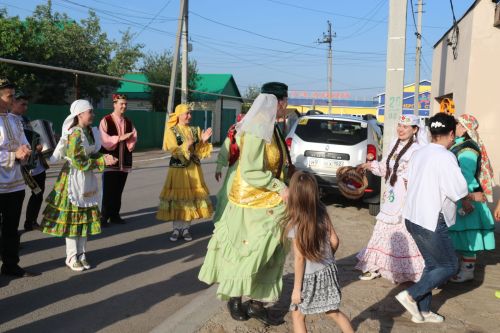 Работники культуры традиционно провели сбор подарков от населения для участников состязаний и конкурсов на Сабантуе