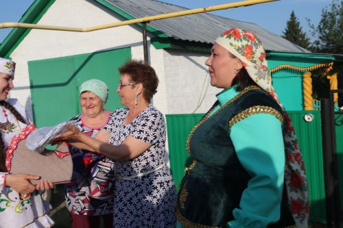 Работники культуры традиционно провели сбор подарков от населения для участников состязаний и конкурсов на Сабантуе