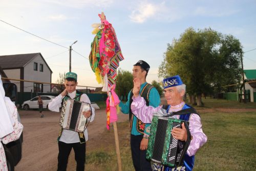Работники культуры традиционно провели сбор подарков от населения для участников состязаний и конкурсов на Сабантуе