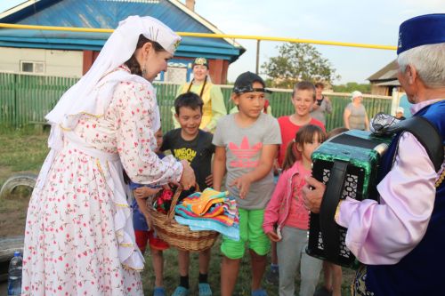 Работники культуры традиционно провели сбор подарков от населения для участников состязаний и конкурсов на Сабантуе