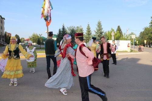 Работники культуры традиционно провели сбор подарков от населения для участников состязаний и конкурсов на Сабантуе