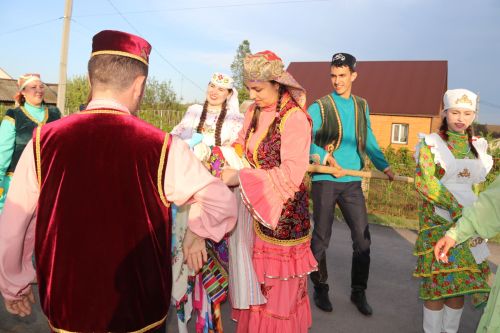Работники культуры традиционно провели сбор подарков от населения для участников состязаний и конкурсов на Сабантуе