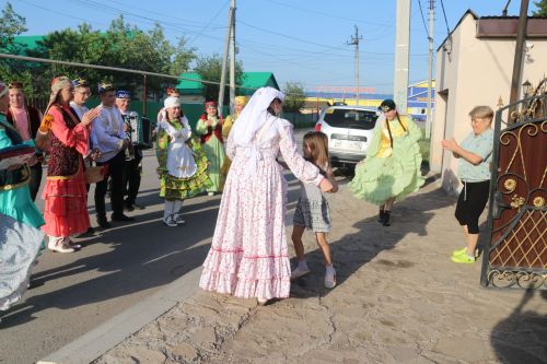 Работники культуры традиционно провели сбор подарков от населения для участников состязаний и конкурсов на Сабантуе