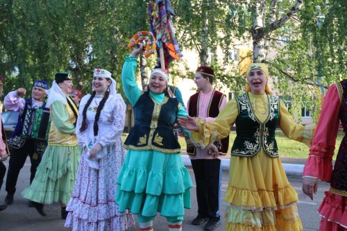 Работники культуры традиционно провели сбор подарков от населения для участников состязаний и конкурсов на Сабантуе