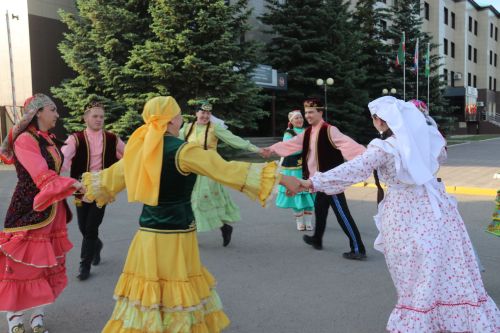 Работники культуры традиционно провели сбор подарков от населения для участников состязаний и конкурсов на Сабантуе