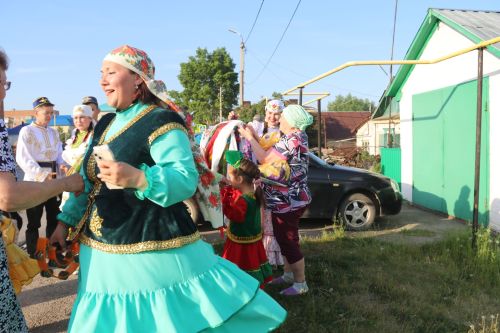 Работники культуры традиционно провели сбор подарков от населения для участников состязаний и конкурсов на Сабантуе