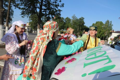 Работники культуры традиционно провели сбор подарков от населения для участников состязаний и конкурсов на Сабантуе