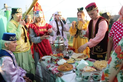 Работники культуры традиционно провели сбор подарков от населения для участников состязаний и конкурсов на Сабантуе