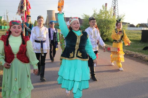 Работники культуры традиционно провели сбор подарков от населения для участников состязаний и конкурсов на Сабантуе