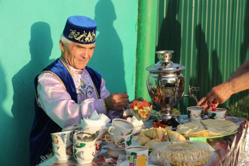 Работники культуры традиционно провели сбор подарков от населения для участников состязаний и конкурсов на Сабантуе