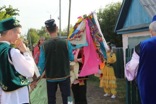 Работники культуры традиционно провели сбор подарков от населения для участников состязаний и конкурсов на Сабантуе