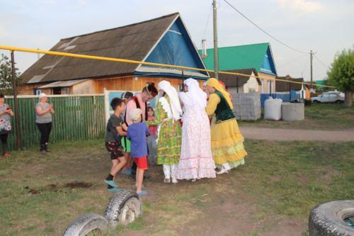 Работники культуры традиционно провели сбор подарков от населения для участников состязаний и конкурсов на Сабантуе