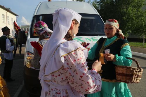 Работники культуры традиционно провели сбор подарков от населения для участников состязаний и конкурсов на Сабантуе