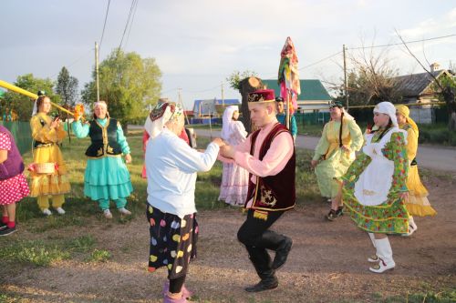 Работники культуры традиционно провели сбор подарков от населения для участников состязаний и конкурсов на Сабантуе