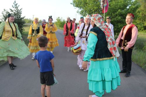 Работники культуры традиционно провели сбор подарков от населения для участников состязаний и конкурсов на Сабантуе