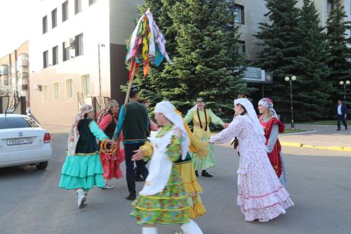 Работники культуры традиционно провели сбор подарков от населения для участников состязаний и конкурсов на Сабантуе