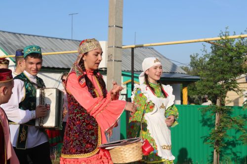Работники культуры традиционно провели сбор подарков от населения для участников состязаний и конкурсов на Сабантуе