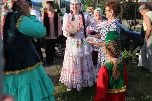Работники культуры традиционно провели сбор подарков от населения для участников состязаний и конкурсов на Сабантуе