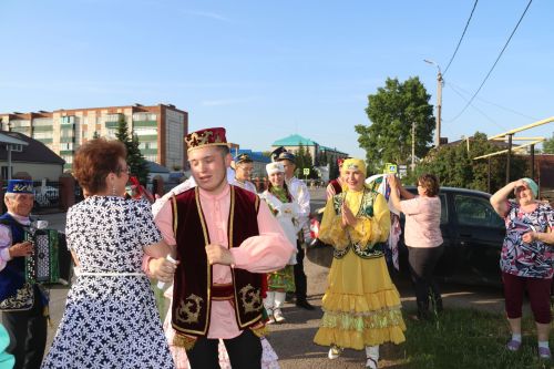 Работники культуры традиционно провели сбор подарков от населения для участников состязаний и конкурсов на Сабантуе