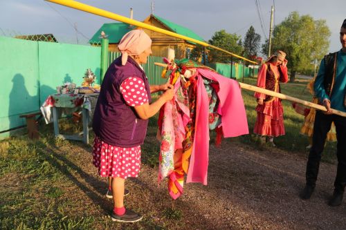 Работники культуры традиционно провели сбор подарков от населения для участников состязаний и конкурсов на Сабантуе
