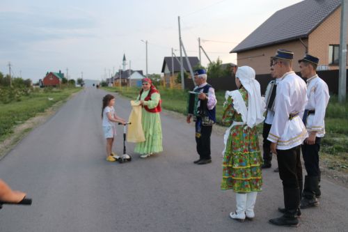 Работники культуры традиционно провели сбор подарков от населения для участников состязаний и конкурсов на Сабантуе