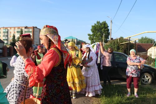 Работники культуры традиционно провели сбор подарков от населения для участников состязаний и конкурсов на Сабантуе