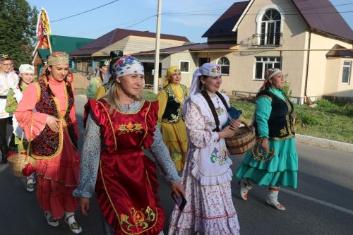 Работники культуры традиционно провели сбор подарков от населения для участников состязаний и конкурсов на Сабантуе