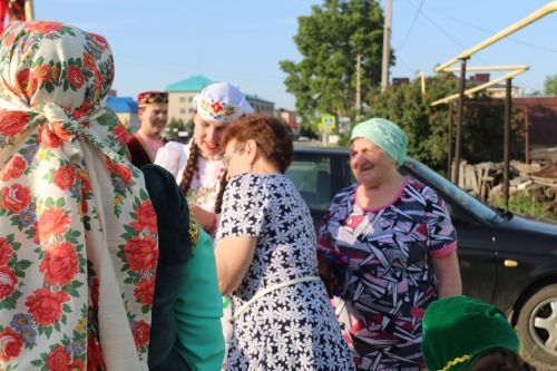 Работники культуры традиционно провели сбор подарков от населения для участников состязаний и конкурсов на Сабантуе