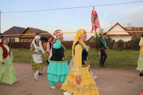 Работники культуры традиционно провели сбор подарков от населения для участников состязаний и конкурсов на Сабантуе