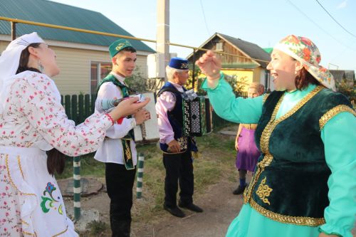 Работники культуры традиционно провели сбор подарков от населения для участников состязаний и конкурсов на Сабантуе
