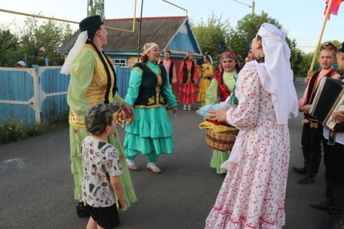 Работники культуры традиционно провели сбор подарков от населения для участников состязаний и конкурсов на Сабантуе
