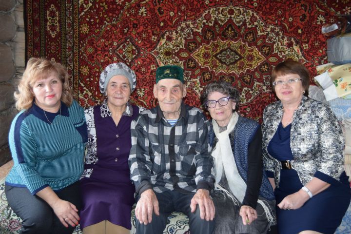 Ветерану села Ютаза Ягфару Сираеву 92 года