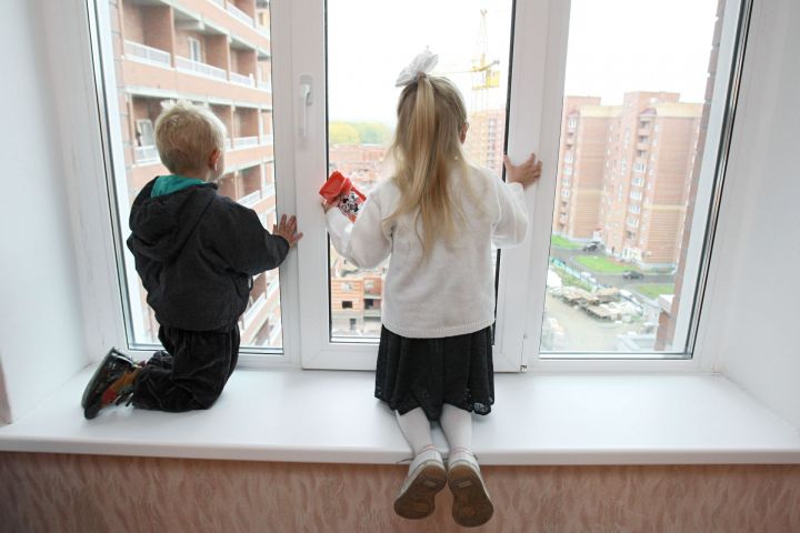 Российских детей защитят от падений из окон