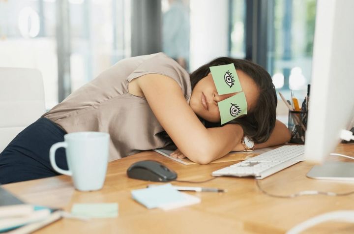 Как избавиться от сонливости на рабочем месте за 5 минут и победить постоянную усталость.