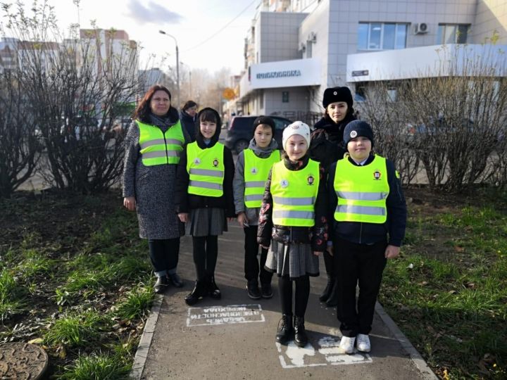 Юные инспекторы движения из Татарстана помогли сделать путь безопаснее, нанеся предупреждающие граффити