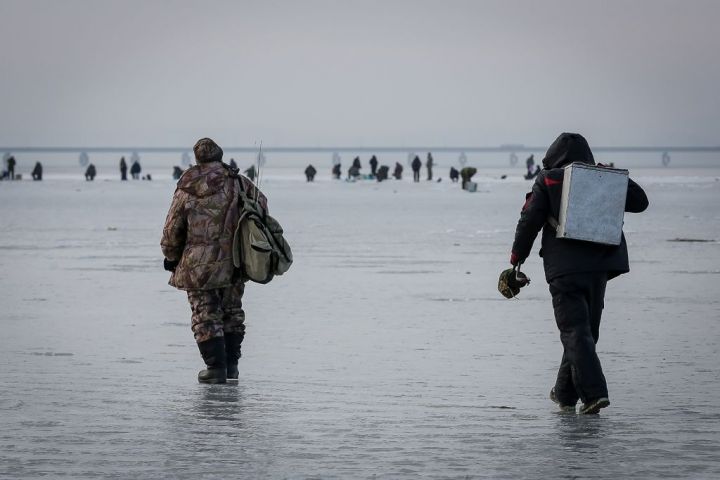 В Татарстане очевидцы спасли двух рыбаков, провалившихся под лед Свияги