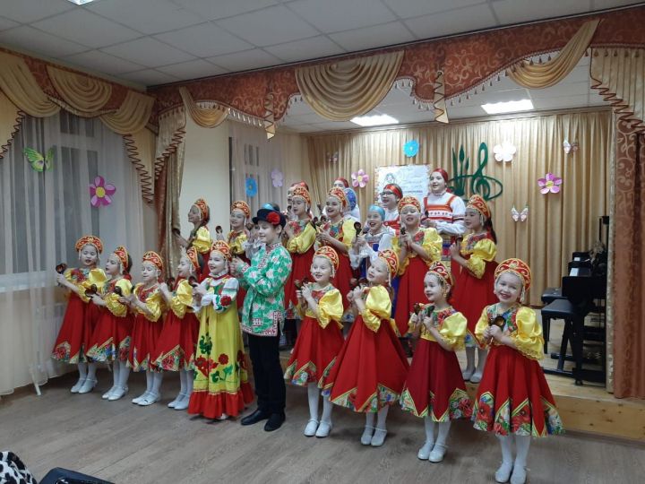Учащиеся Уруссинской школы искусств поздравили своих мам с праздником