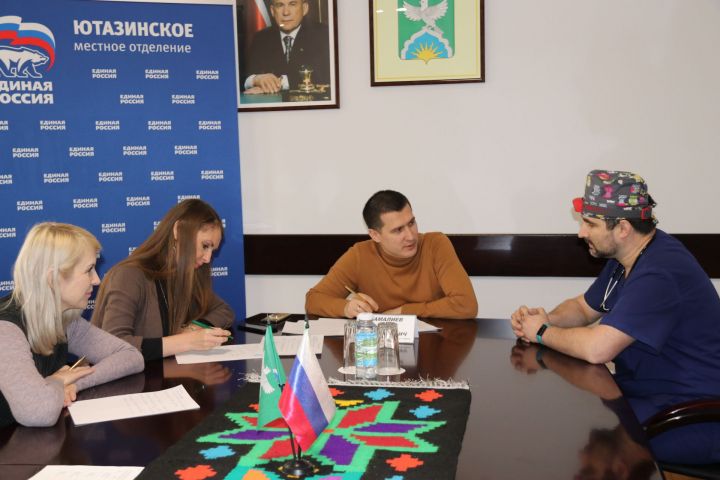 Помощник депутата Государственного Совета Республики Татарстан Ирека Салихова Айнур Камалиев провел прием граждан в Ютазинском районе