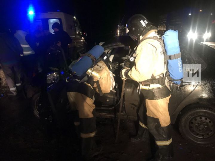 Помощь спасателей потребовалась пассажирке авто после столкновения с «КАМАЗом» в РТ