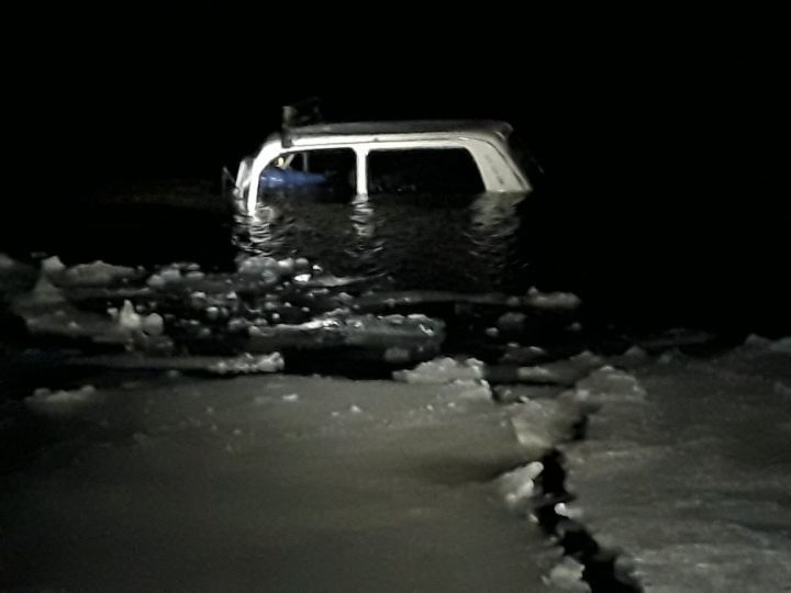 В Татарстане четыре человека провалились под лед на автомобиле
