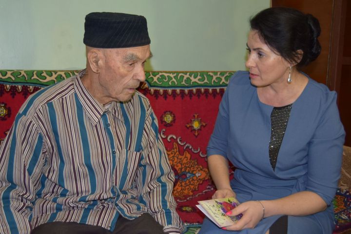 Участник войны, житель села Акбаш, Мухаматнур Салихович Каниев принимал поздравления в связи с 93-летним.