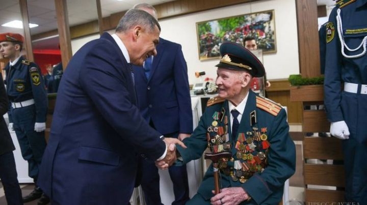 Рустам Минниханов вручил Благодарность Президента Татарстана 100-летнему ветерану ВОВ и пожарной охраны Фараху Хайрутдинову.